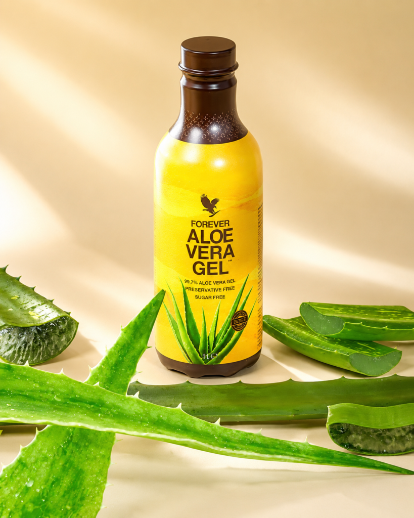 Forever Aloe Vera Gel de Forever Living présenté avec des feuilles fraîches d'aloe vera sur fond clair, boisson à base d'aloe vera pour le bien-être et le confort digestif.