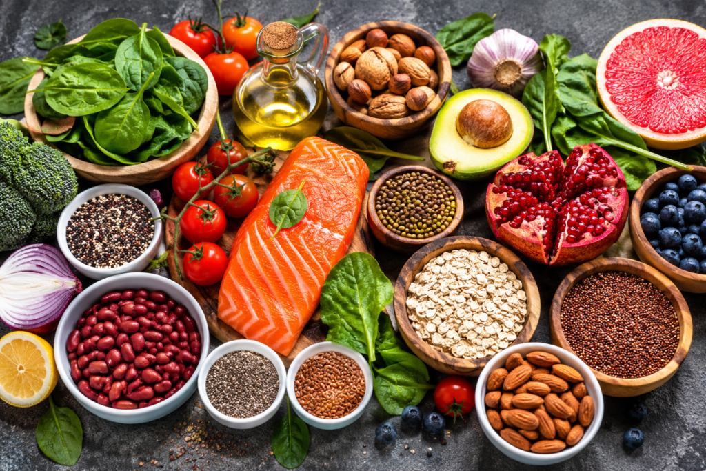 Aliments riches en oméga-3, fibres, fruits et légumes favorisant une alimentation équilibrée et la santé cardiovasculaire.